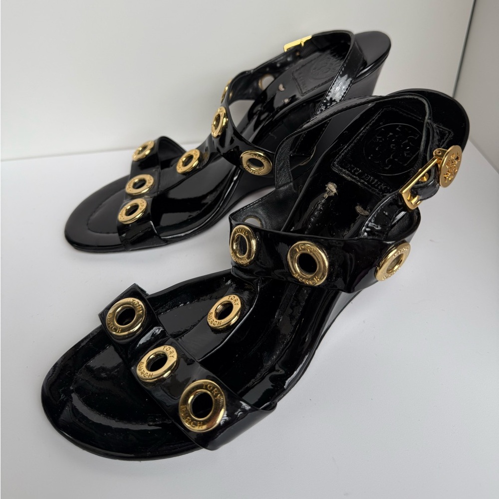 TORY BURCH Kathryn Black Patent Leather Gold Rivet Wedge Heel Sandals Size 7.5 - Picture 5 of 16